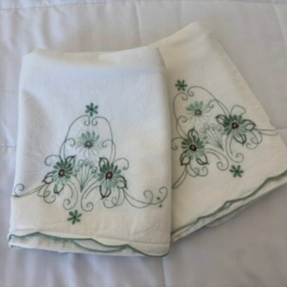 Vintage pair green embroidered pillowcases with scalloped edges - Picture 4 of 8